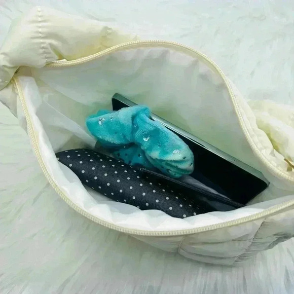 Woman’s Cloud Feel Puffer Quilted Shoulder Bag in Cream White - Picture 4 of 7